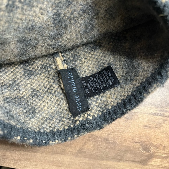 Steve Madden beanie /Pom Pom - Picture 4 of 4